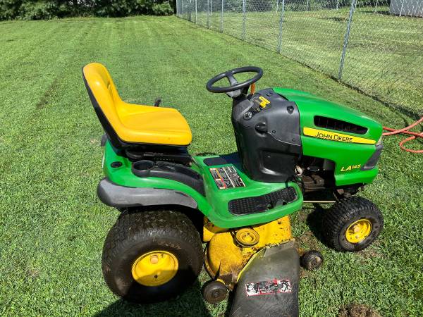 John Deere La145 – $1 (Castalian Springs)