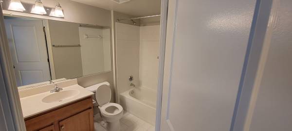 $2,383 / 566ft2 – Freeway Access, Built-In Computer Desk*, Fireplace* (Washington)