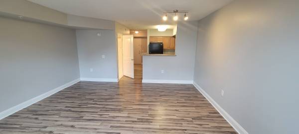 $2,383 / 566ft2 – Freeway Access, Built-In Computer Desk*, Fireplace* (Washington)