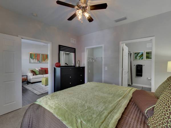 $1,476 / 2br – 969ft2 – Courtesy concierge, Close to Freeway, Double Sinks (7101 Wilson Blvd, Jacksonville, FL)