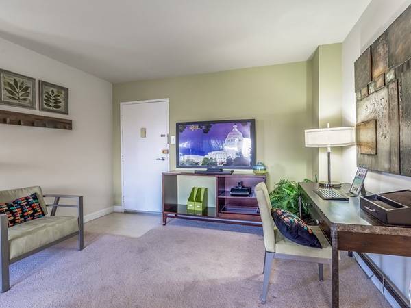 $2,128 / 2br – 1185ft2 – If your Apartment was your Bestfriend THIS is What it Would Look Like! (4701 Kenmore Avenue, Alexandria, VA)