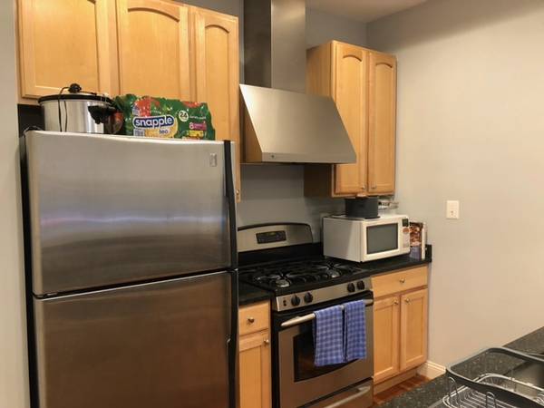 $2,925 / 1br – 585ft2 – Furnished, sun-drenched 1br/1.5ba on Capitol Hill (Capitol Hill)