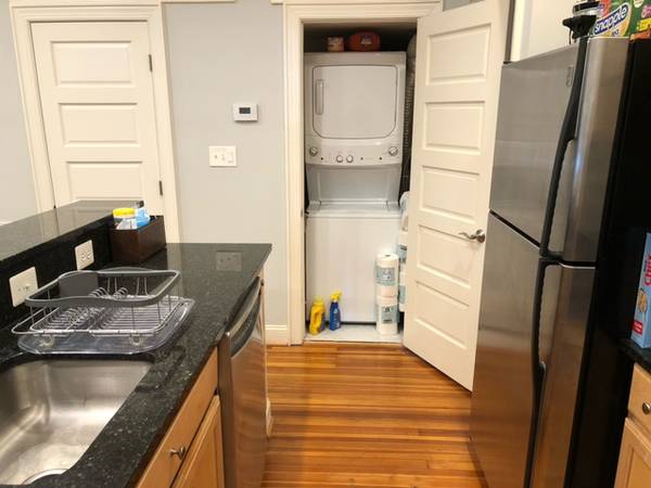 $2,925 / 1br – 585ft2 – Furnished, sun-drenched 1br/1.5ba on Capitol Hill (Capitol Hill)