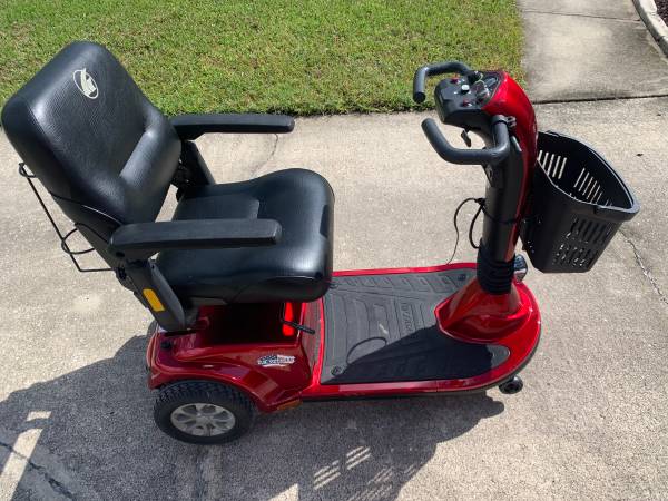 Golden 3 wheel mobility scooter and lift – $2,300 (Orange Park)