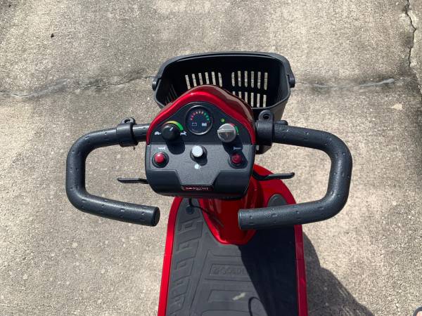 Golden 3 wheel mobility scooter and lift – $2,300 (Orange Park)