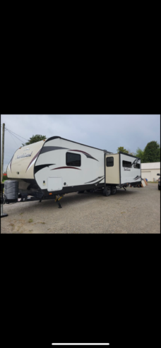 2016 Pacific Northland R27 RV trailer sleeps 6 1-bedroom electric-level wintered